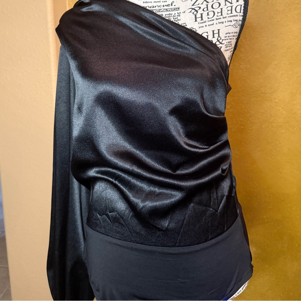 Elegant Black One-Shoulder Top - Picture 2 of 4